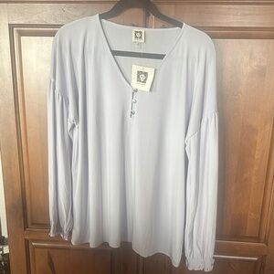 BNWT Women's Anne Klein LS V-Neck 3 Button Front Blouse Size M Light Gray